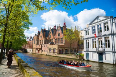 Bruges, Belçika - 17 Nisan 2017: Bruges 'de güzel bir yaz günü, Belçika' da bir turizm teknesi