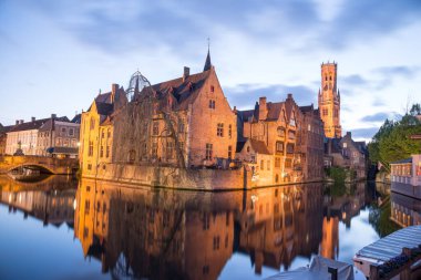 Bruges, Belçika - 17 Nisan 2017: Alacakaranlıkta Brüksel 'in Rozenhoedkaai kentinden görüş