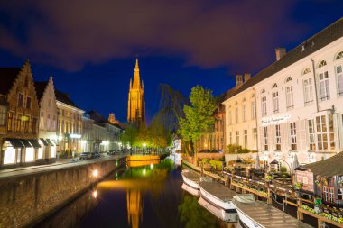Bruges, Belçika - 17 Nisan 2017: Dijver Kanalı ve Belçika 'daki Bayan Kilisesi.