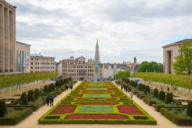 Brüksel, Belçika - 22 Nisan 2017: Ünlü Kunstberg veya Mount of the Arts Gardens. 19. yüzyılın sonunda, Kral II. Leopold 'un bir Mont des Arts bahçesine dönüşme fikri vardı. Brüksel, Belçika.