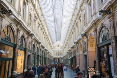 Brüksel, Belçika - 22 Nisan 2017: İnsanlar Brüksel 'deki tarihi Galeriler Saint-Hubert alışveriş merkezlerinden alışveriş yapıyorlar