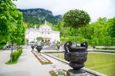 Oberammergau, Münih, Almanya - 5 Haziran 2016: Linderhof Sarayı - Kral II. Ludwig tarafından Bavyera 'da inşa edilen üç sarayın en küçüğü ve tamamlandığını görmek için yaşadığı tek saray..