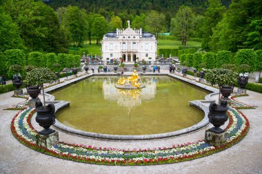 Ettal, Almanya - 5 Haziran 2016: Linderhof Sarayı Almanya 'da Ettal Abbey yakınlarındaki güneybatı Bavyera' da yer alan bir Schloss 'tur. Çeşme grubu Flora ve puttos ön planda..