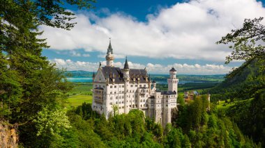 Neuschwanstein, Almanya 'nın Bavyera kentindeki Münih yakınlarındaki peri masalı şatosunun Güzel Yaz Manzarası Panorama Filmi