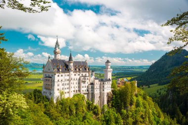 Neuschwanstein Kalesi 'nin manzarası. Almanya.