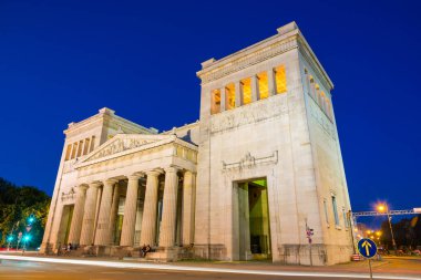 Münih, Almanya - 7 Haziran 2016: Geceleri Doric propylaen anıtı. Münih, Almanya