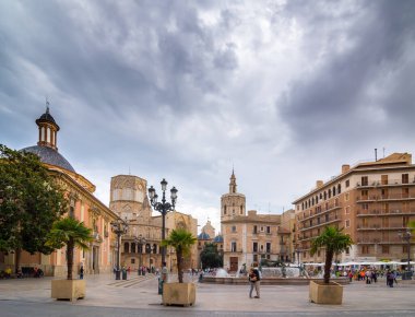 VALENCIA, İspanya - 24 Eylül 2014: Saint Mary Meydanı, Rio Turia çeşmesi ve Valencia Katedrali bulutlu bir günde. Valencia, İspanya.