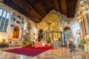 Verona, İtalya - 5 Eylül 2015: San Fermo Maggiore 'un üst kilisesi - Azizler Fermo ve Rustico. Rönesans tarzında sunak Nichesola. Verona, İtalya. HDR resmi işlendi.
