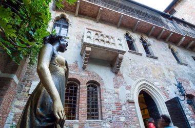 Verona, İtalya - 5 Eylül 2015: Arka planda balkon olan Juliet heykeli. Verona, İtalya