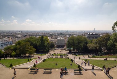 PARIS - 16 Eylül 2014: Yürüyen turistler. Paris şehri Kutsal Yürek Bazilikası 'nın Paris, Fransa' daki Montmartre tepesinde..