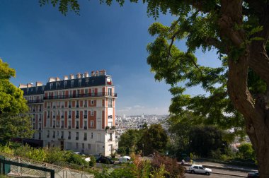 PARIS - SEPT 16, 2014: Fransa 'nın başkenti Paris' te Montmartre 'nin tepesinde, Kutsal Kalp Bazilikası' na doğru Paris 'in manzarası.
