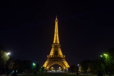 PARIS - 16 SEPT 2014: Alacakaranlıkta Eyfel Kulesi Işık Performans Gösterisi. Eyfel kulesi dünyanın en çok ziyaret edilen anıtlarından biridir. Fransa, Paris 'teki Champ de Mars' ta yer almaktadır..