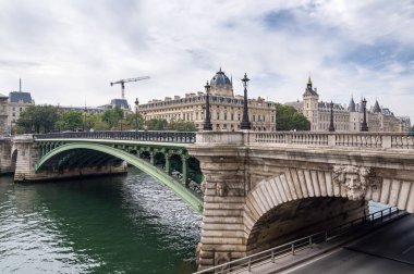 Pont Notre-Dame, Fransa 'nın başkenti Paris' te bulunan bir köprü. Greffe du Tribunal de Trace de Paris ve Tour de l 'Horloge arka planda.