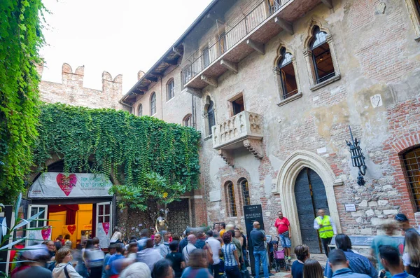 Verona Italien September 2015 Die Menge Der Touristen Unter Dem — Stockfoto