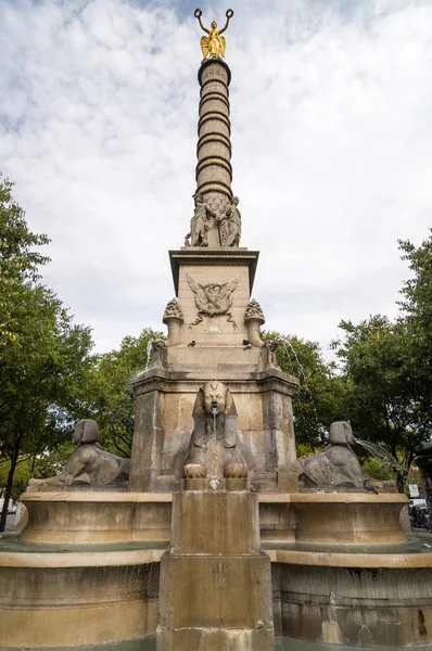 フォンテーヌ パルミエ Fontaine Palmier またはフォンテーヌ ヴィクトワール Fontaine Victoire フランス パリのシャトレ広場にある記念碑的な噴水 — ストック写真