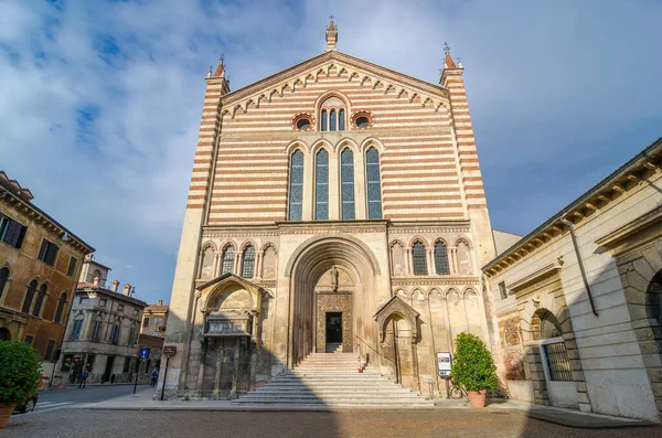 Fassade Der Kirche San Fermo Maggiore Santi Fermo Rustico Erbaut lizenzfreie Stockfotos