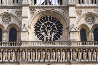 Batı gül penceresi, kral heykelleri ve Katolik katedrali Notre-Dame de Paris 'in mimari detayları. Fransız Gotik mimarisinde inşa edilmiştir ve en büyük ve en ünlü kiliselerden biridir..