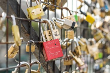 PARIS - SEPT 17, 2014: Paris, Fransa 'daki Seine nehrinin karşısındaki Pont des Arts köprüsünde aşk asma kilitleri.