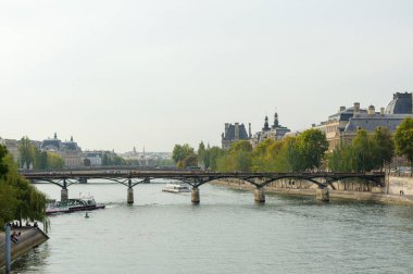 PARIS - SEPT 17, 2014: The Pont des Arts veya Passerelle des Arts, Paris 'te Seine Nehri' ni geçen bir yaya köprüsü. Paris, Fransa.