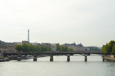 PARIS - SEPT 17, 2014: The Pont des Arts veya Passerelle des Arts, Paris 'te Seine Nehri' ni geçen bir yaya köprüsü. Paris, Fransa.
