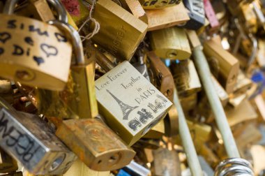 PARIS - SEPT 17, 2014: Paris, Fransa 'daki Seine nehrinin karşısındaki Pont des Arts köprüsünde aşk asma kilitleri.