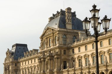 PARIS - 17 Eylül 2014 Louvre Sarayı, Richelieu kanadı ve feneri. Louvre Müzesi, Fransa 'nın başkenti Paris' teki dünyanın en büyük müzelerinden ve tarihi bir anıttır. Paris 'in merkezi bir simgesi..