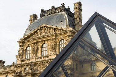 PARIS - 17 SEPT 2014 Louvre Sarayı ve IM Peis Piramidi. Louvre Müzesi, Fransa 'nın başkenti Paris' teki dünyanın en büyük müzelerinden ve tarihi bir anıttır. Merkezi bir yer ve popüler bir yer..