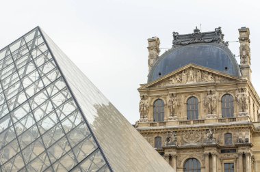 PARIS - 17 SEPT 2014 Louvre Sarayı ve IM Peis Piramidi. Louvre Müzesi, Fransa 'nın başkenti Paris' teki dünyanın en büyük müzelerinden ve tarihi bir anıttır. Merkezi bir yer ve popüler bir yer..