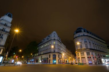 PARIS - SEPT 17, 2014: Chaussee d 'Antin metro istasyonu yakınlarındaki tipik Fransız evlerinin gece görüntüsü. Paris, Fransa.