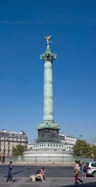 PARIS - SEPT 18, 2014: The July Column veya Colonne de Juillet 1830 devriminin anısına Paris 'te anılan anıtsal bir sütun. Place de la Bastille 'de yer alan ve Trois Glorieuses' u kutlayan.