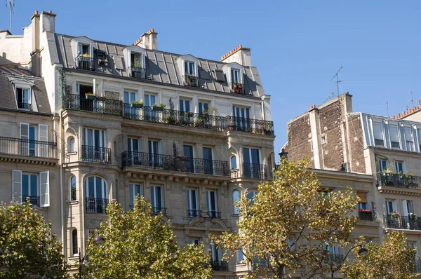 Typisk Design Parisisk Arkitektur Fasaden Fransk Byggnad Modern Stil Med Royaltyfria Stockbilder