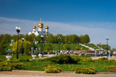 Yaroslavl, Rusya - 8 Mayıs 2016: Rus Ortodoks Kilisesi 'nin Park, Çeşme ve Varsayım Katedrali, Yaroslavl
