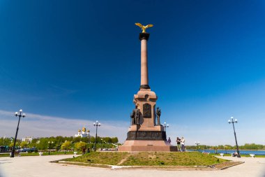 Yaroslavl, Rusya - 8 Mayıs 2016: Volga ve Kotorosl nehirleri yönündeki milenyum kenti Yaroslavl onuruna anıt. Rusya 'nın Altın Yüzüğü