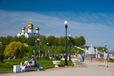 Yaroslavl, Rusya - 8 Mayıs 2016: Rus Ortodoks Kilisesi 'nin Park, Çeşme ve Varsayım Katedrali, Yaroslavl
