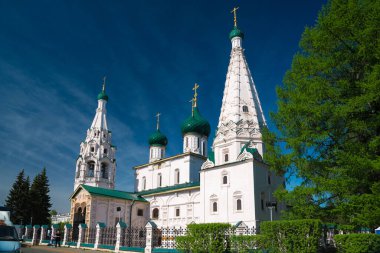 Yaroslavl, Rusya - 8 Mayıs 2016: Peygamber Elijah Kilisesi güneşli bir günde, Yaroslavl. Rusya 'nın altın yüzüğü.