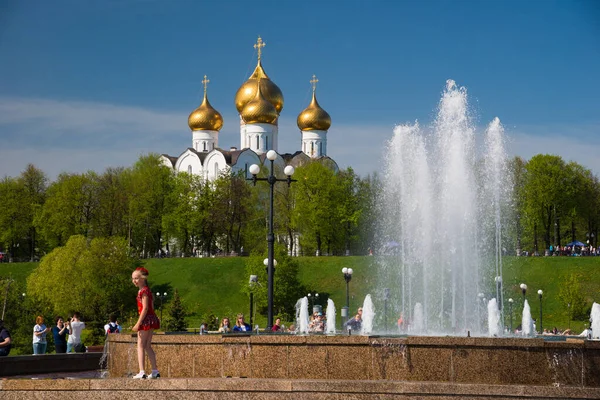 Yaroslavl Rusia Mayo 2016 Parque Fuente Catedral Asunción Iglesia Ortodoxa — Foto de Stock