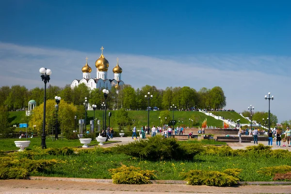 Yaroslavl, Rusya - 8 Mayıs 2016: Rus Ortodoks Kilisesi 'nin Park, Çeşme ve Varsayım Katedrali, Yaroslavl