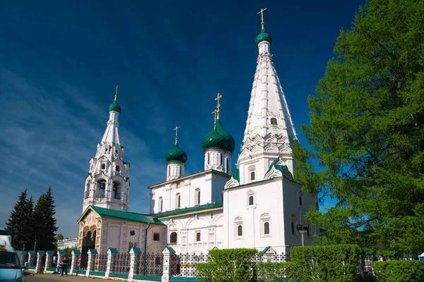 Yaroslavl, Rusya - 8 Mayıs 2016: Peygamber Elijah Kilisesi güneşli bir günde, Yaroslavl. Rusya 'nın altın yüzüğü.
