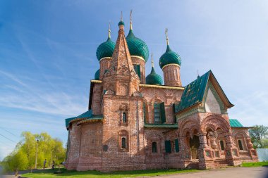 Yaroslavl, Rusya - 8 Mayıs 2016: Yaroslavl 'daki St. John Chrysostom Kilisesi. Rusya, Korovniki 'deki tapınak kompleksinin bir parçası. Rusya' nın altın yüzüğü.