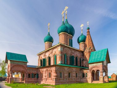 Yaroslavl, Rusya - 8 Mayıs 2016: Yaroslavl 'daki St. John Chrysostom Kilisesi. Rusya, Korovniki 'deki tapınak kompleksinin bir parçası. Rusya' nın altın yüzüğü.