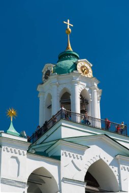 Yaroslavl, Rusya - 8 Mayıs 2016: Spaso-Preobrazhensky Manastırının çan kulesi. Yaroslavl, Rusya