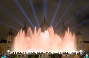 Barcelona, İspanya - 19 Eylül 2014: Barcelona, Katalonya, İspanya 'da Magic Fountain light show' un gece görüntüsü. Barcelona 'daki Plaza Espanya' da Montjuic ışık gösterisinin sihirli çeşmesi.