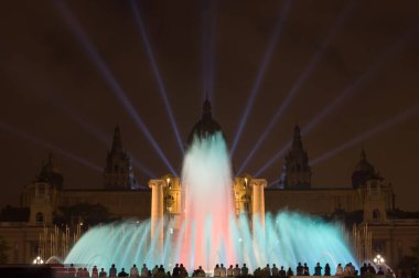 Barcelona, İspanya - 19 Eylül 2014: Barcelona, Katalonya, İspanya 'da Magic Fountain light show' un gece görüntüsü. Barcelona 'daki Plaza Espanya' da Montjuic ışık gösterisinin sihirli çeşmesi.