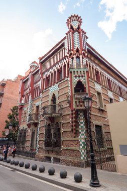 Barcelona, Span - 19 Eylül 2014: Casa Vicens, Katalonya 'nın Barcelona kentinde Antoni Gaudi tarafından tasarlanan modernist bir binadır. Art Nouveau 'nun ilk binalarından biri olarak kabul edilir..