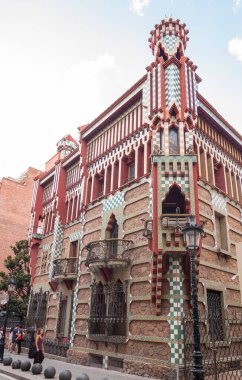 Barcelona, Span - 19 Eylül 2014: Casa Vicens, Katalonya 'nın Barcelona kentinde Antoni Gaudi tarafından tasarlanan modernist bir binadır. Art Nouveau 'nun ilk binalarından biri olarak kabul edilir..