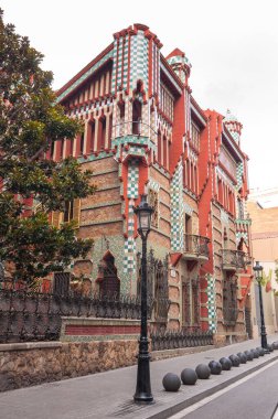Barcelona, Span - 19 Eylül 2014: Casa Vicens, Katalonya 'nın Barcelona kentinde Antoni Gaudi tarafından tasarlanan modernist bir binadır. Art Nouveau 'nun ilk binalarından biri olarak kabul edilir..