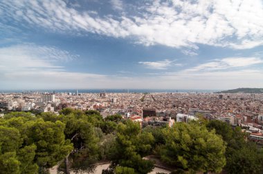 Barselona, İspanya - 20 Eylül 2014: İspanya 'da bir yaz gününde Barselona' nın Park Guell 'den panoramik manzarası