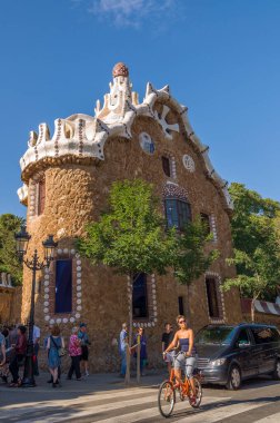 Barselona, İspanya - 20 Eylül 2014: Mimar Antoni Gaudi tarafından Barcelona, Katalonya, İspanya 'da Park Guell. Pavilion, parkın girişinde..