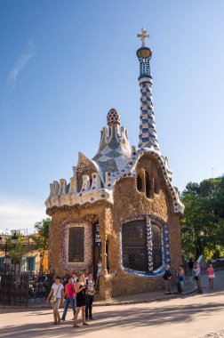 Barselona, İspanya - 20 Eylül 2014: Mimar Antoni Gaudi tarafından Barcelona, Katalonya, İspanya 'da Park Guell. Pavilion, parkın girişinde..