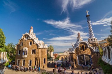 Barselona, İspanya - 20 Eylül 2014: Mimar Antoni Gaudi tarafından Barcelona, Katalonya, İspanya 'da Park Guell. Parkın girişindeki iki bina..